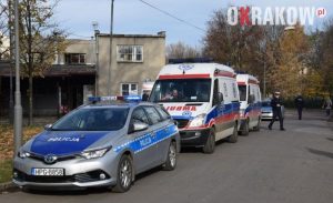malopolska policja 1 300x183 - Policyjne eskorty kolumn transportu pacjentów do nowego szpitala na Prokocimiu