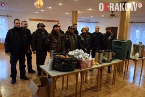 malopolska policja krakow 1 300x200 - Wolontariusze-restauratorzy i dzielnicowi z V komisariatu rozdawali ciepłe posiłki bezdomnym