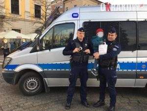 malopolska policja krakow 300x227 - Chwila nieuwagi wystarczyła aby żywiołowy malec zgubił się w tłumie krakowian i turystów