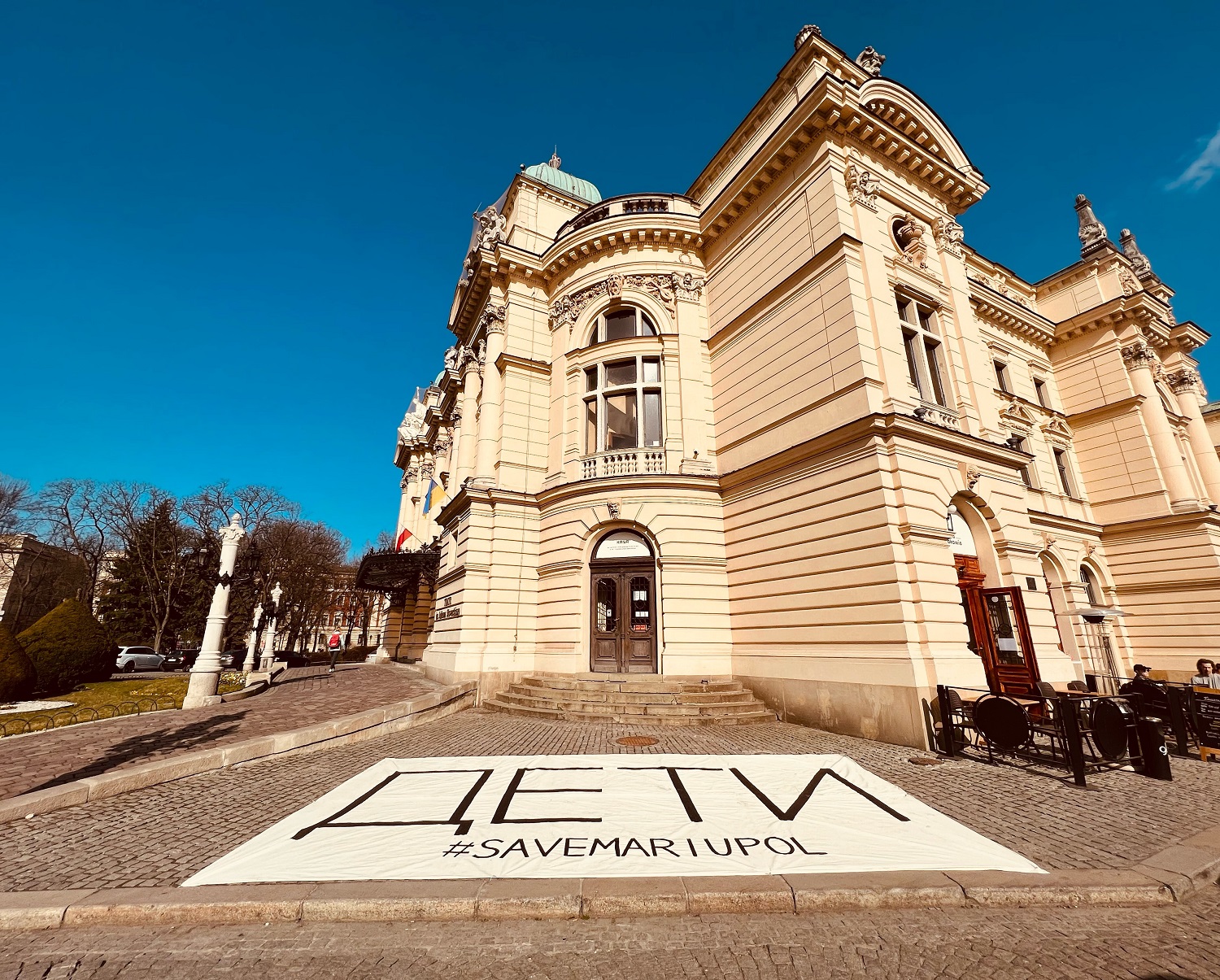 okrk - Poruszający napis przed Teatrem im. Juliusza Słowackiego w Krakowie