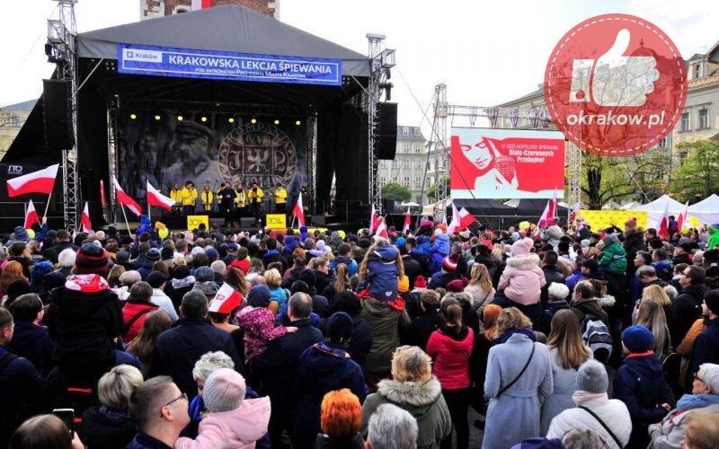 bialo czerwone spiewanie 5 800x500 - Wielki koncert w Krakowie z okazji Dnia Niepodległości