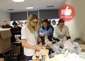 fot1 wolontariusze przygotowuja pluszaki fozd 2024 300x213 - Akcja "ZAJĄC" w Uniwersyteckim Szpitalu Dziecięcym w Krakowie