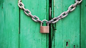 kłódka na zamkniętych drzwiach