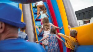 Dzień Dziecka w Krakowie - dzieci na dmuchańcu