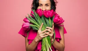 kobieta z tulipanami