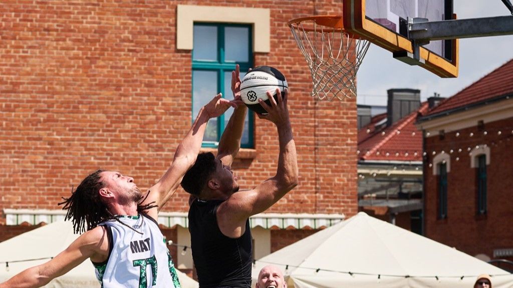 Koszykówka koło Galerii Kazimierz w Krakowie