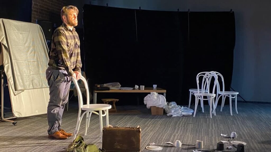 Krzysztof Stanio podczas spektaklu "Generał Nil" w Muzeum AK w Krakowie