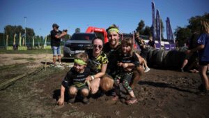 Uczestnicy zawodów sportowych Runmageddon w Dobczycach