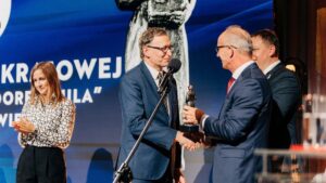 Dyrektor MAK Jarosław Szarek odbiera statuetkę BohaterONa