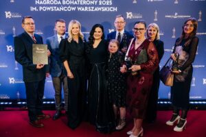 Delegacja Muzeum AK na gali nagród BohaterON 2025 w towarzystwie innych nagrodzonych. Wśród nich aktorka Małgorzata Kożuchowska