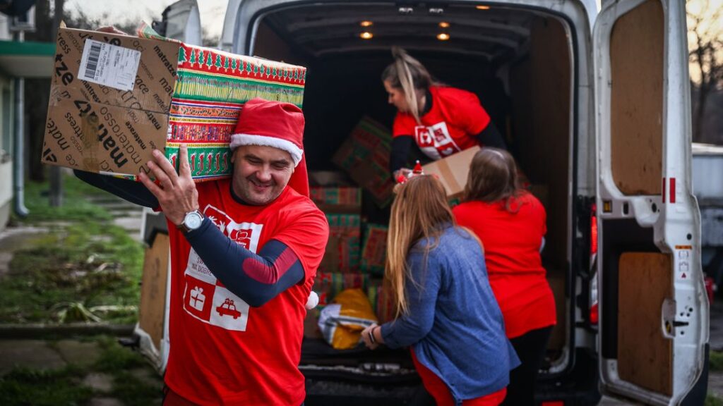 Szlachetna Paczka - wolontariusze rozdają paczki