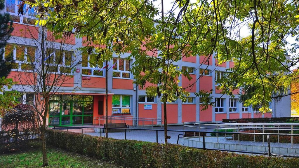 Szkoła Podstawowa nr 85 na Osiedlu Złotego Wieku w Krakowie