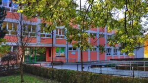 Szkoła Podstawowa nr 85 na Osiedlu Złotego Wieku w Krakowie