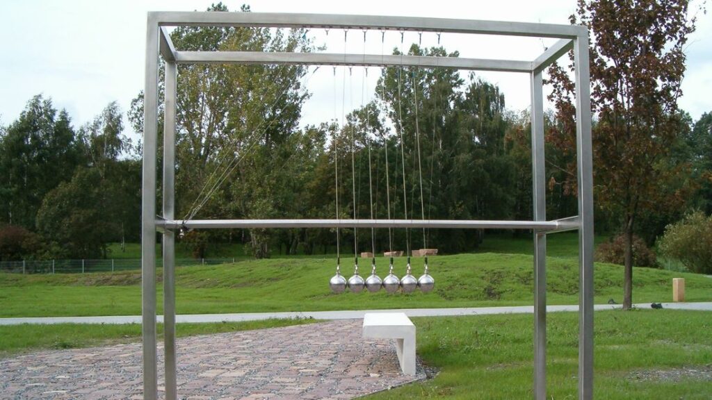 Kołyska Newtona w Ogrodzie Doświadczeń im. Stanisława Lema w Krakowie