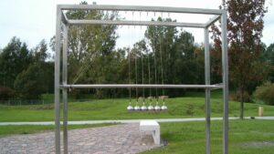 Kołyska Newtona w Ogrodzie Doświadczeń im. Stanisława Lema w Krakowie